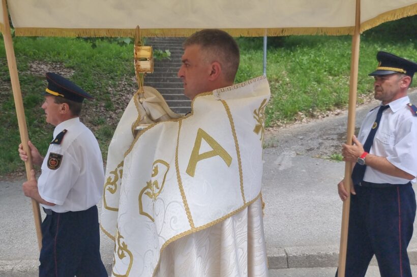 Proslava Tijelova u župi i procesija Gradom Zabokom
